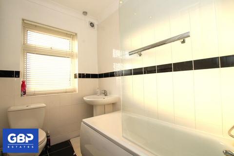 3 bedroom terraced house to rent, Weald Way, Romford, RM7