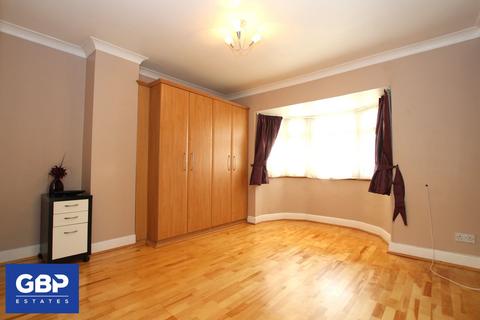 3 bedroom terraced house to rent, Weald Way, Romford, RM7