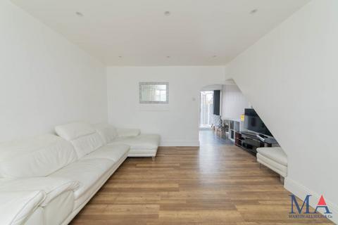 4 bedroom terraced house to rent, Theobald Street, Borehamwood