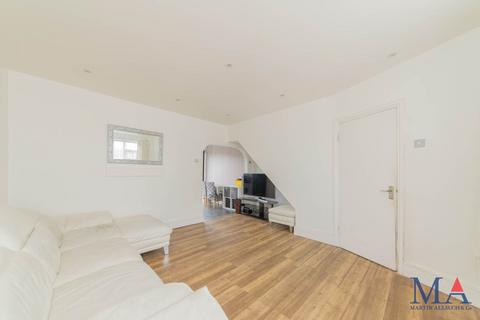 4 bedroom terraced house to rent, Theobald Street, Borehamwood