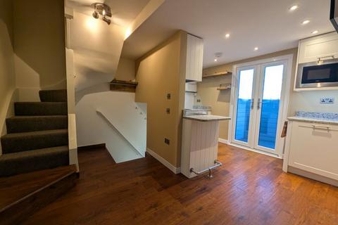 3 bedroom maisonette to rent, High Street, Cowes, Isle of Wight