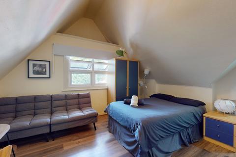 Studio to rent, Park Avenue