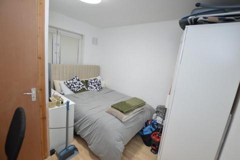 1 bedroom in a house share to rent, Ripon Gardens, Ilford, IG1 3SL