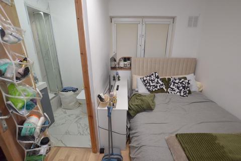 1 bedroom in a house share to rent, Ripon Gardens, Ilford, IG1 3SL