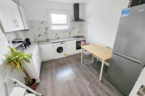 2 bedroom flat to rent, Whitehorse Road, Croydon, Croydon, Surrey.