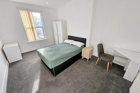 2 bedroom flat to rent, Whitehorse Road, Croydon, Croydon, Surrey.
