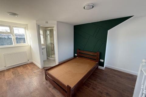 3 bedroom terraced house to rent, Tokyngton Avenue, Wembley