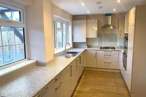 4 bedroom detached house to rent, Queensbury Place, Blackwater GU17