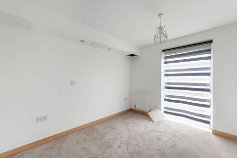 2 bedroom flat to rent, Zodiac Close, Edgware, HA8