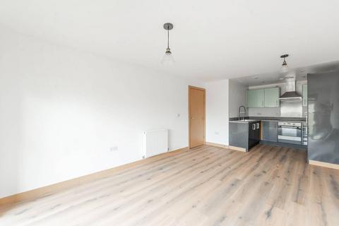 2 bedroom flat to rent, Zodiac Close, Edgware, HA8