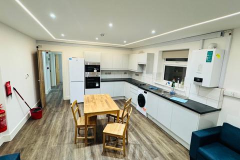 4 bedroom flat to rent, Victoria Road, Ruislip HA4