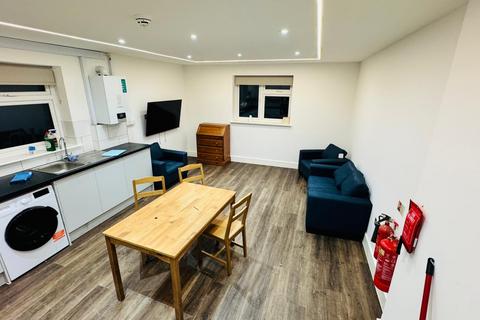 4 bedroom flat to rent, Victoria Road, Ruislip HA4