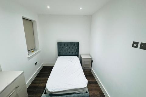 4 bedroom flat to rent, Victoria Road, Ruislip HA4