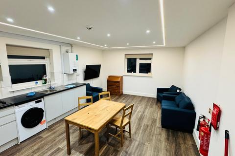 4 bedroom flat to rent, Victoria Road, Ruislip HA4