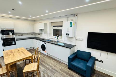 4 bedroom flat to rent, Victoria Road, Ruislip HA4