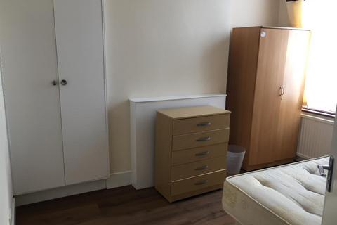 1 bedroom in a house share to rent, Cranmer Road, London
