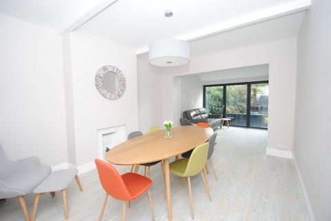 5 bedroom semi-detached house to rent, Tudor Gardens, Leigh-on-Sea
