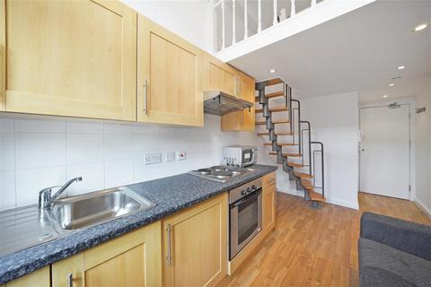 Studio to rent, Palace Court, W2