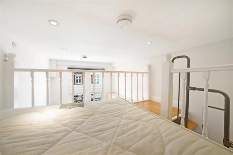 Studio to rent, Palace Court, W2
