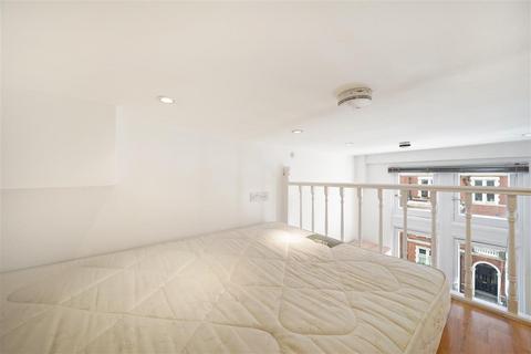 Studio to rent, Palace Court, W2