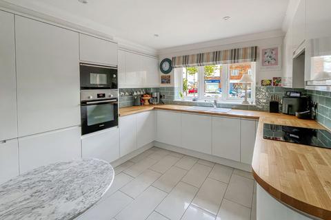 3 bedroom end of terrace house for sale, Sea Road, East Preston, Littlehampton, West Sussex