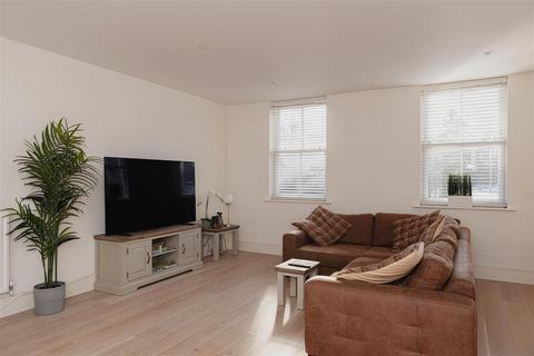 2 bedroom apartment to rent, Hooley Lane, Redhill