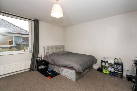 2 bedroom flat to rent, High Street, Surrey TW20