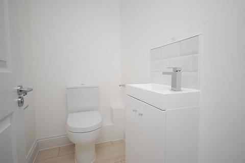 2 bedroom flat to rent, High Street, Surrey TW20