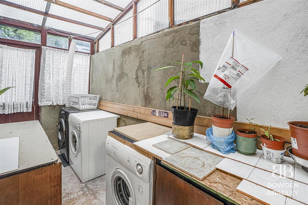 Lean - to
