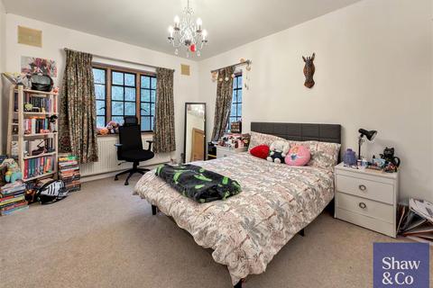 3 bedroom flat for sale, Castle Way, Feltham TW13