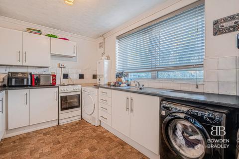 2 bedroom terraced house for sale, New North Road, Ilford, IG6