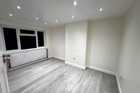 3 bedroom terraced house to rent, Lavender Avenue, Kingsbury, NW9