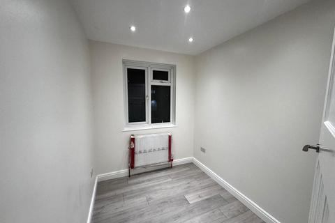 3 bedroom terraced house to rent, Lavender Avenue, Kingsbury, NW9