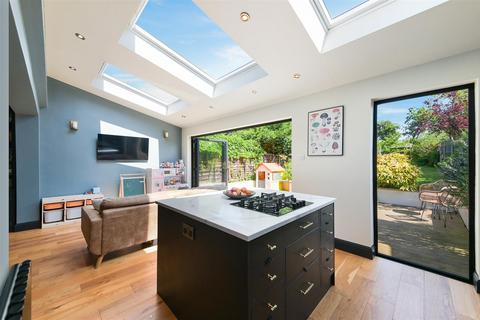 3 bedroom semi-detached house for sale, Roundwood Way, Banstead