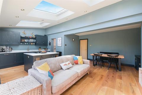 3 bedroom semi-detached house for sale, Roundwood Way, Banstead