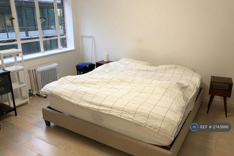 1 bedroom in a flat share to rent, Paramount Court, London, WC1E