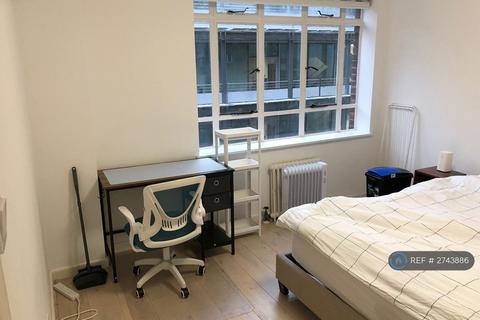 1 bedroom in a flat share to rent, Paramount Court, London, WC1E