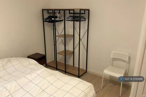 1 bedroom in a flat share to rent, Paramount Court, London, WC1E