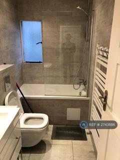 1 bedroom in a flat share to rent, Paramount Court, London, WC1E