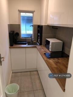 1 bedroom in a flat share to rent, Paramount Court, London, WC1E