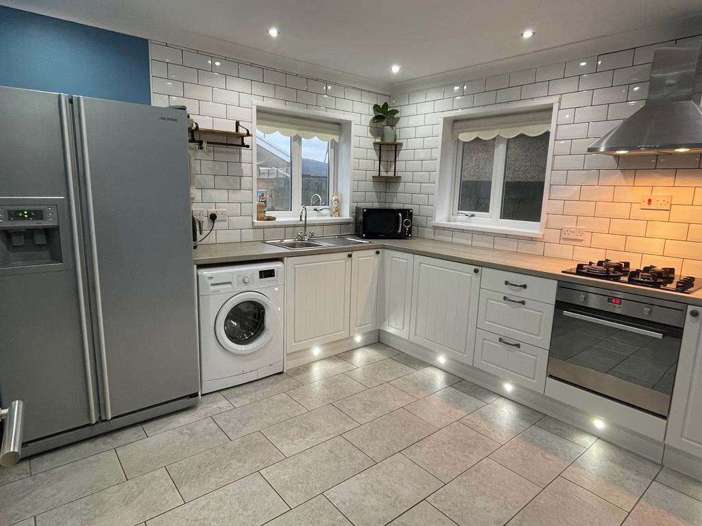 3 bed semi-detached house to rent Tir Morfa Road,