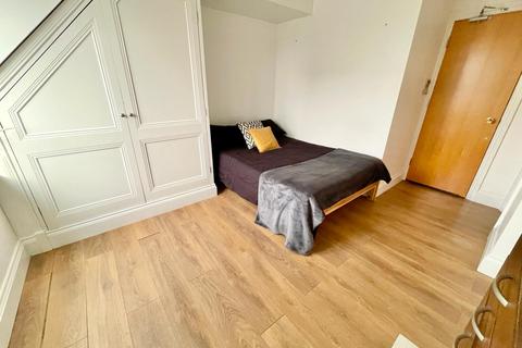3 bedroom flat share to rent, Lanark Square, London E14