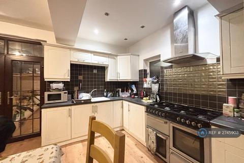 3 bedroom semi-detached house to rent, Harborough Road, Oadby, Leicester, LE2