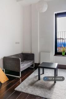 Studio to rent, Edgware Road, London, NW2