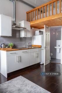 Studio to rent, Edgware Road, London, NW2