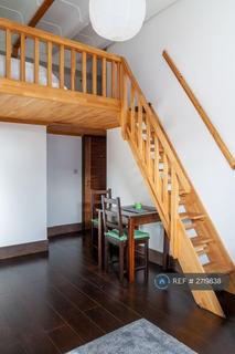 Studio to rent, Edgware Road, London, NW2