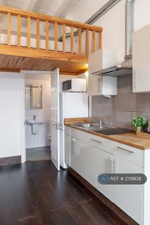 Studio to rent, Edgware Road, London, NW2