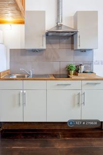 Studio to rent, Edgware Road, London, NW2