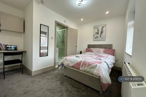 1 bedroom in a house share to rent, Raglan Avenue, Waltham Cross, EN8
