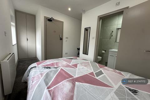 1 bedroom in a house share to rent, Raglan Avenue, Waltham Cross, EN8